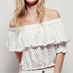 FREE PEOPLE That Girl Boho White Eyelet Ruffle Off Shoulder Peasant Crop Top L
